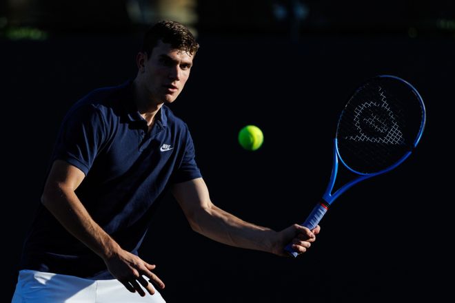 孙颖莎王楚钦赛前训练气氛轻松，大头仰头大笑，大笑引发全场欢笑