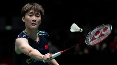 小伙高尔夫模拟器前打高尔夫，结果一杆打到消防喷淋头