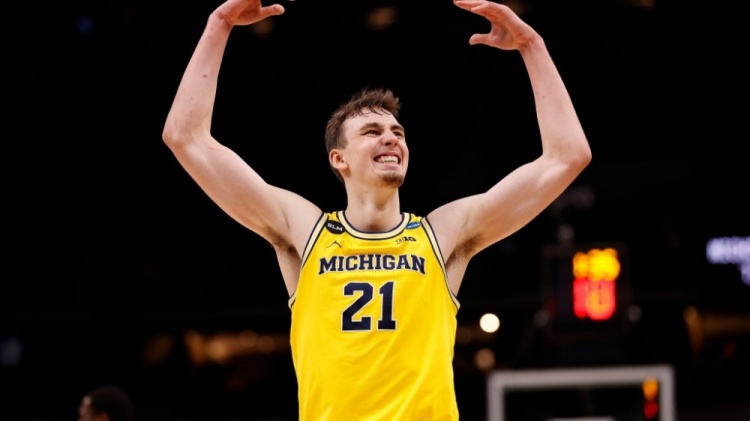 CBA-北京大胜辽宁 周琦复出10+10张才仁27分