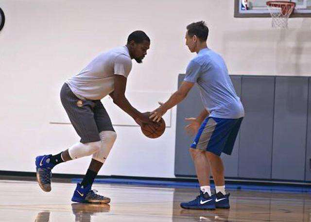 桑切斯：凯塞多被推到了空当里，所以埃泽那个球100%是犯规